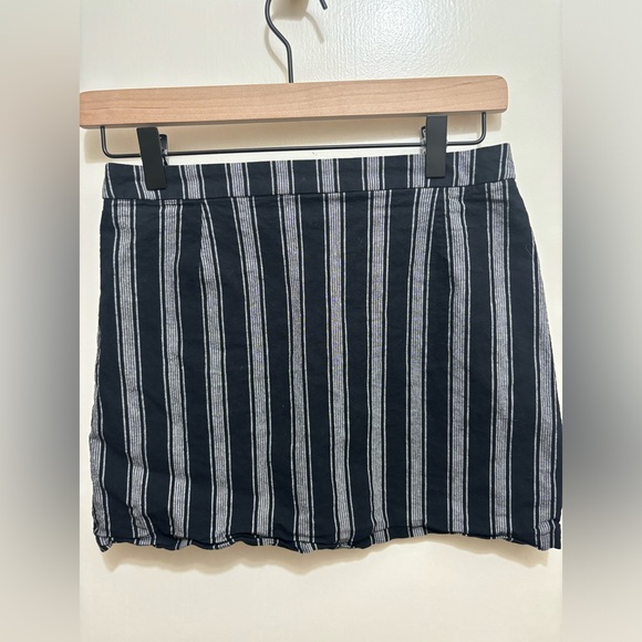 Black & White Ivy & Main Pinstriped Skirt in size Medium - Picture 2 of 3